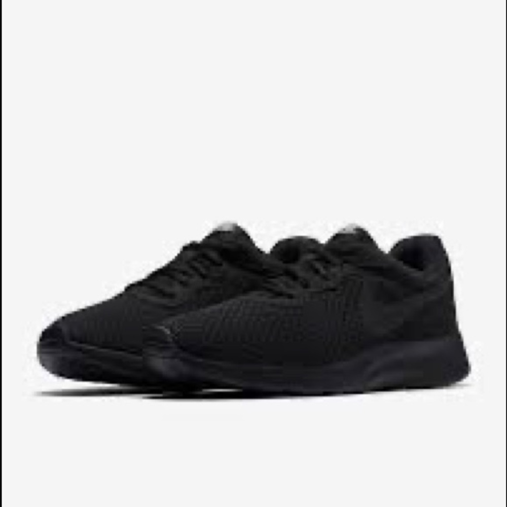 Black Nike women’s tanjun - size 10